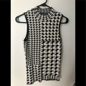 Light sweater neck top no sleeves